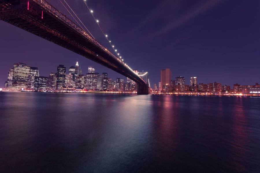 Brooklyn Bridge zur Blauen Stunde, fotografiert vom Pier 1